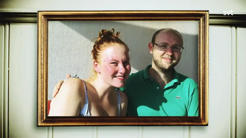Stiligt - Ett inramat foto av en leende kvinna och man som sitter tätt tillsammans, med mannens arm runt kvinnans axel.