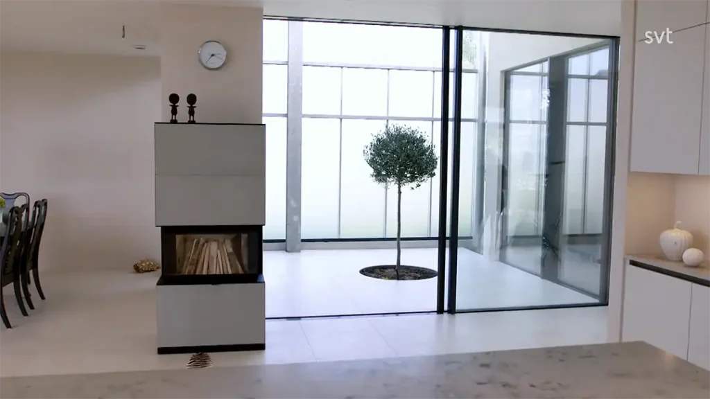 Stiligt - Modern inredning inspirerad av Skåne - Husdrömmar, med en glasväggig innergård med ett litet träd, i anslutning till en stilren matplats och kök.