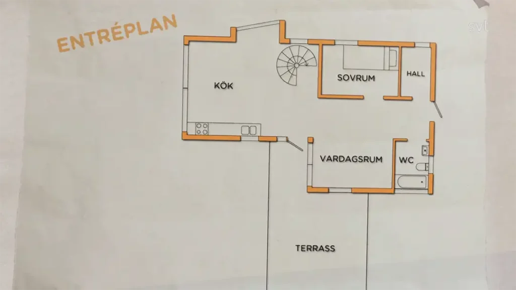 Stiligt - En planlösning märkt "ENTRÉPLAN" från Tranås - Husdrömmar visar kök, vardagsrum, sovrum, hall, badrum och terrass med svenska etiketter. Orange linjer markerar utvalda väggar.