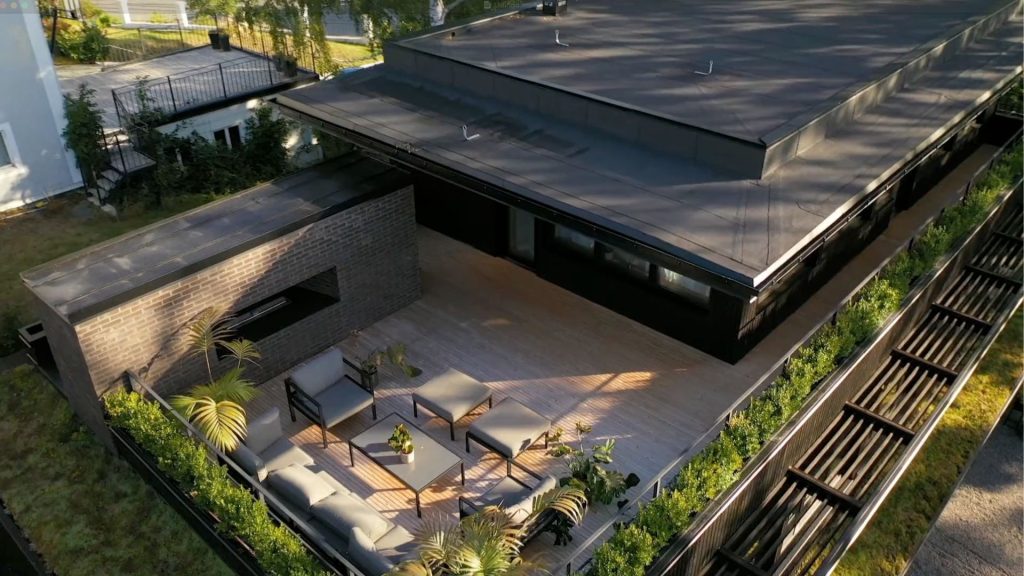 Stiligt - En modern takterrass på Lidingö, med uteservering, krukväxter och ett trädäck – detta Grand Designs-inspirerade utrymme är omgivet av frodig grönska och snygga svarta räcken.
