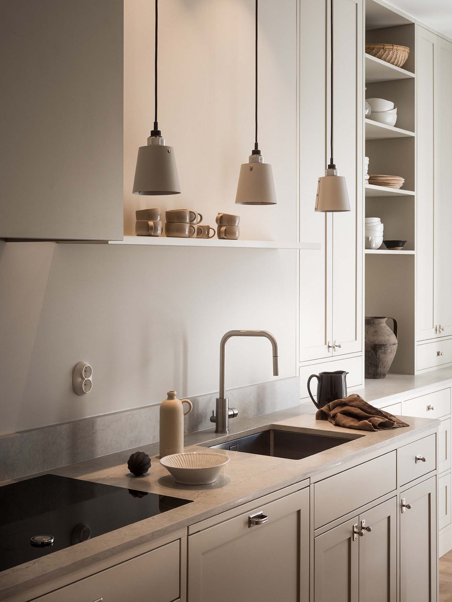 Flat-pack kitchen shaker style Steel accent square; fittings design 2320