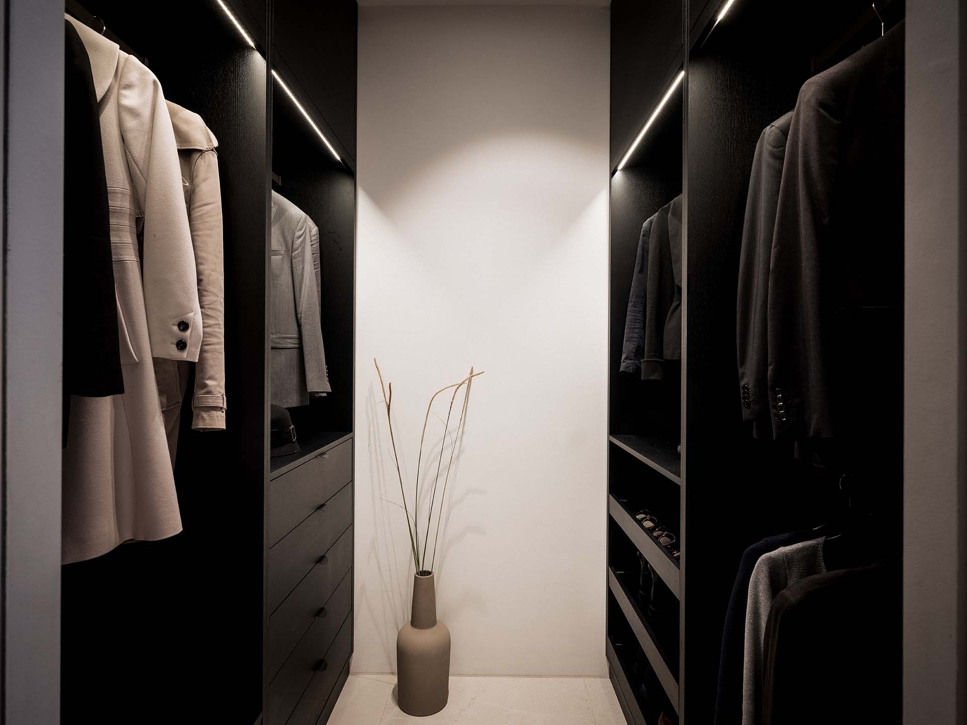 Liten-walk-in-closet-svartbetsad-askfanér.jpg