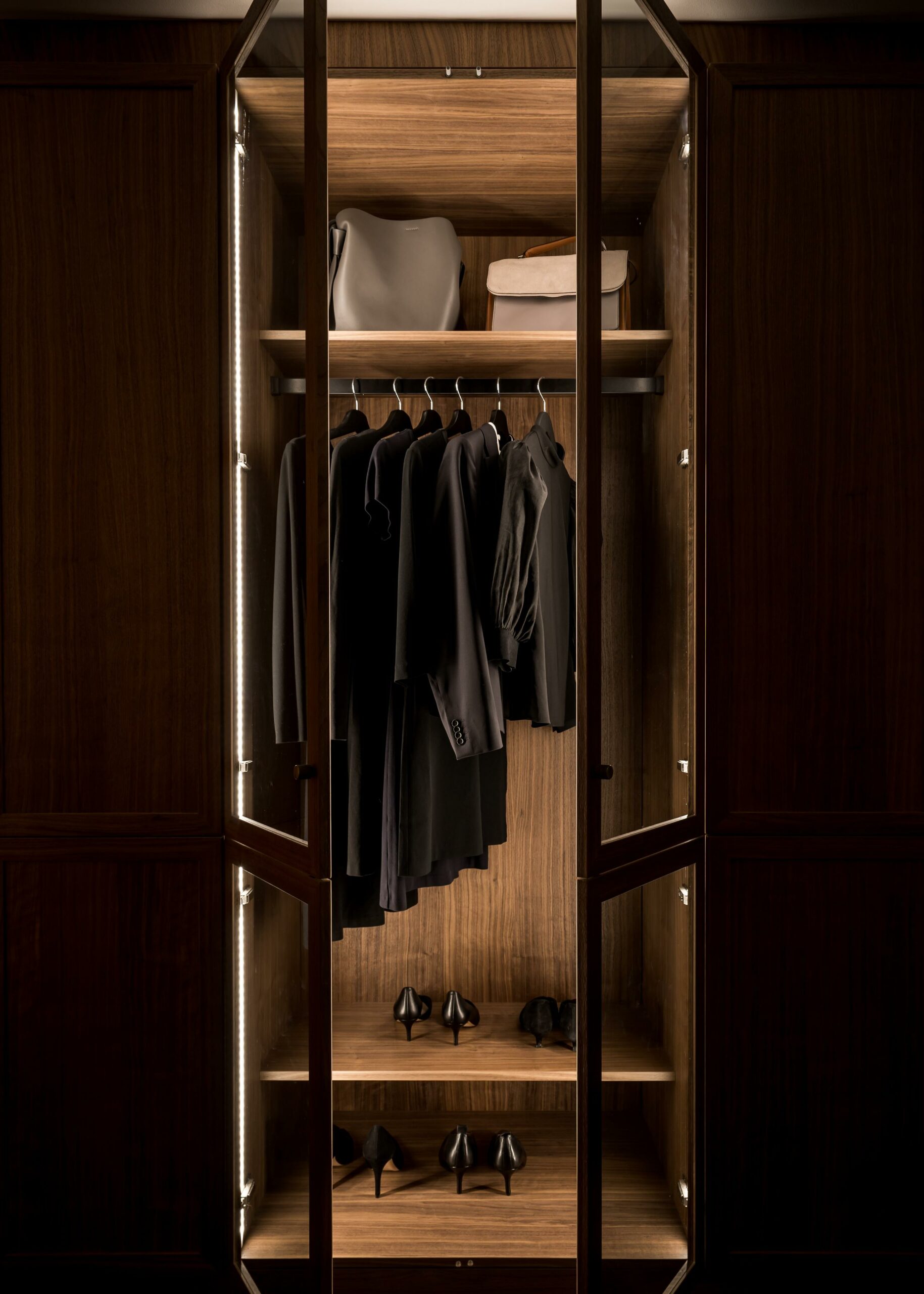Stiligt - En svagt upplyst Klassisk walk in closet
