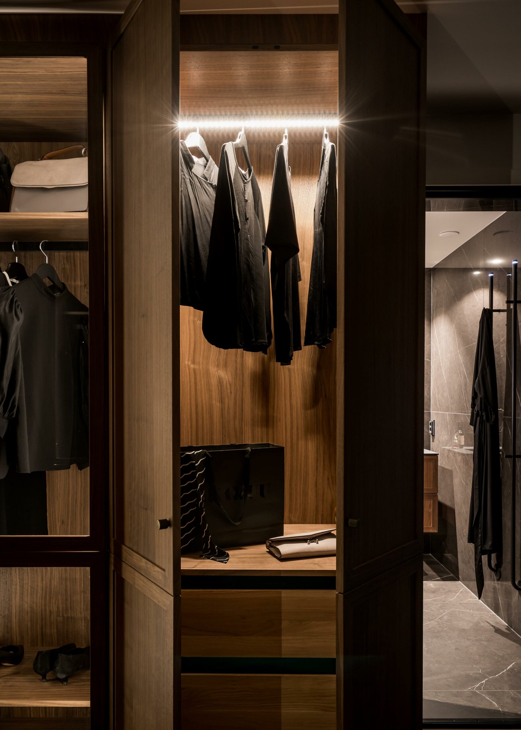 Stiligt - En svagt upplyst med ledbelysning Klassisk walk in closet med led