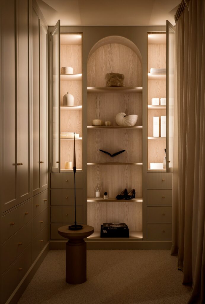 Stiligt -en lyxig walk in closet / klädkammare lampor tända och glasdörrarna öppna