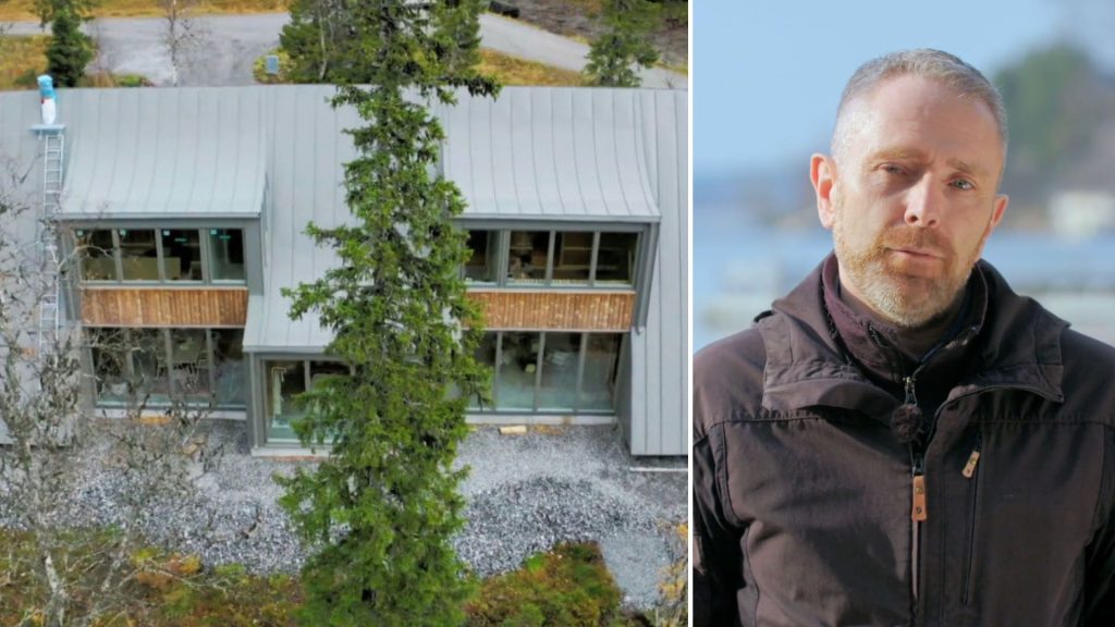 Stiligt - En modern byggnad i två våningar med stora fönster och ett högt träd framför – som påminner om Åre - Grand Designs – står till vänster, medan en man i mörk jacka ses utomhus till höger.