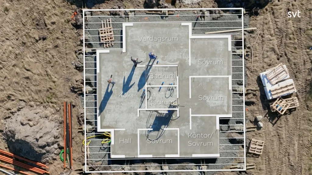 Stylish - Aerial view of a Sandby - Husdrömmar building site with labeled rooms in Swedish, showing people standing on the concrete slab within marked floor plan contours.
